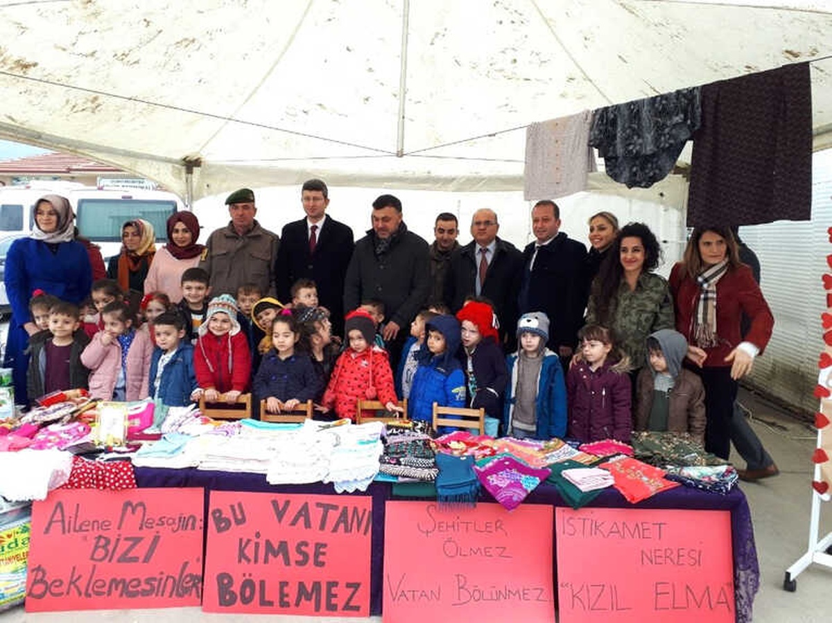 Minikler Asker Abileri İçin Kermes Düzenledi