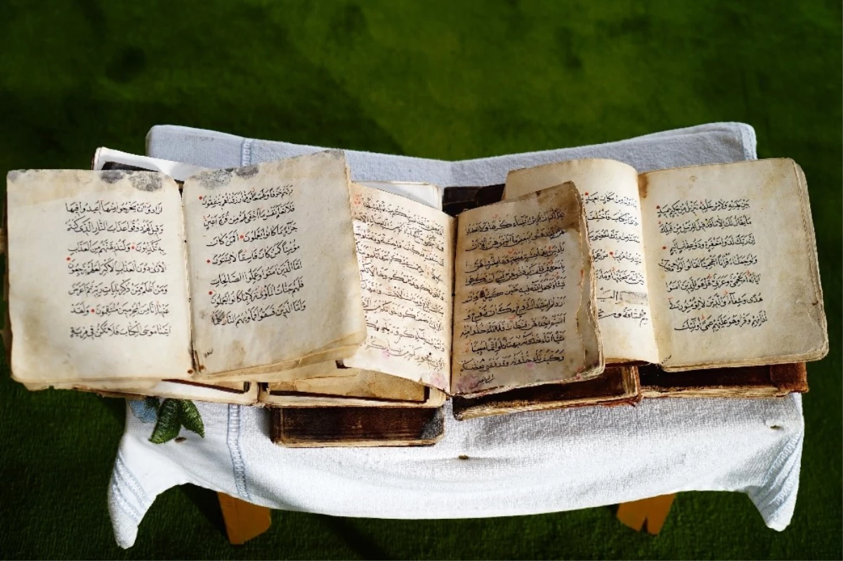 700 Yıllık El Yazması Kur\'an-ı Kerim\'ler, Büyük İlgi Görüyor