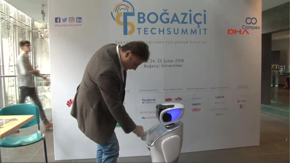 Robot Sanbot Teknoloji Zirvesinde İlgi Odağı Oldu