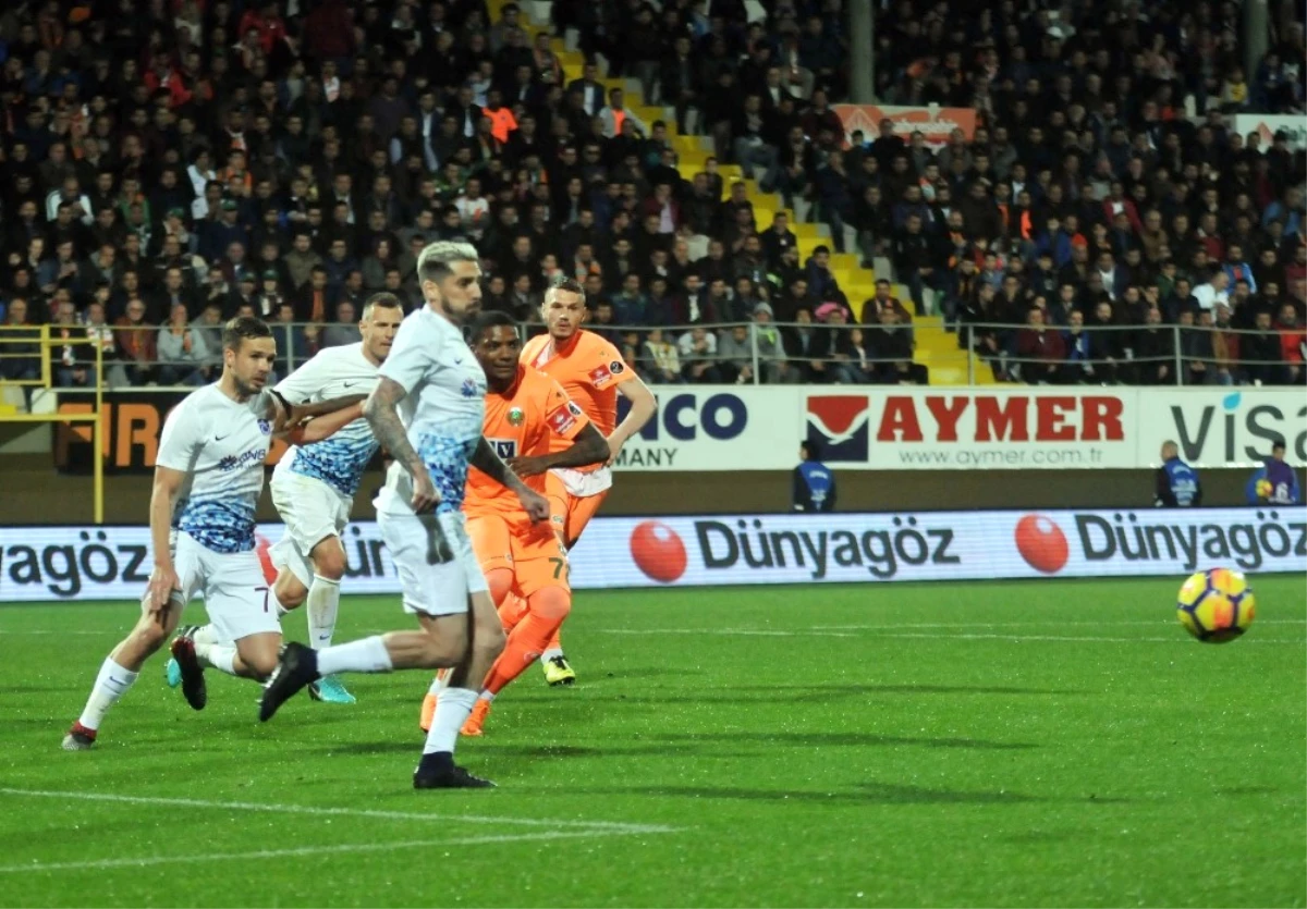 Spor Toto Süper Lig: Aytemiz Alanyaspor: 1 - Trabzonspor: 0 (İlk Yarı)