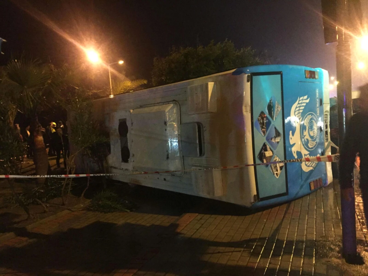 Antalya\'da Görevli Askerleri Taşıyan Minibüs Devrildi: 23 Yaralı