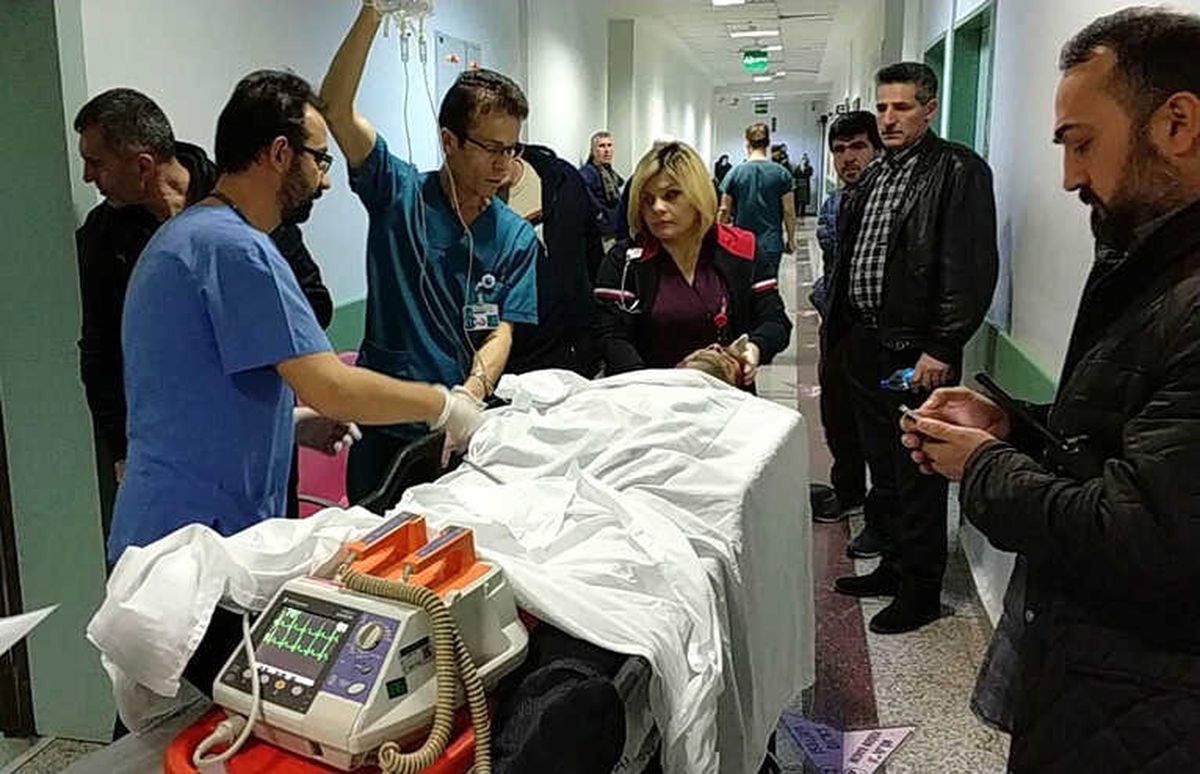 Bıçağı Ensesine Saplayıp Kaçtılar
