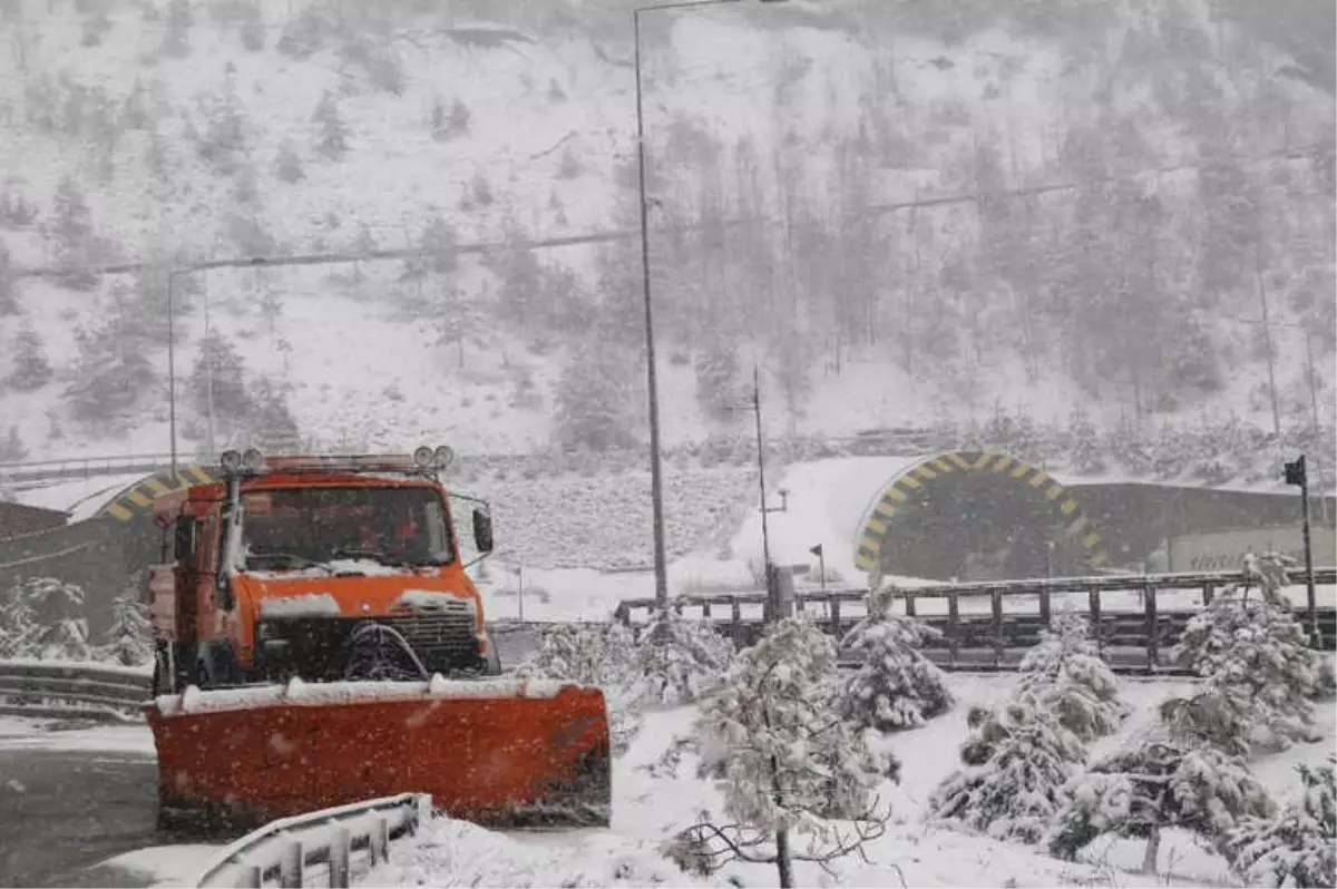 Bolu Dağı\'nda Kar Yağışı Etkili Oluyor