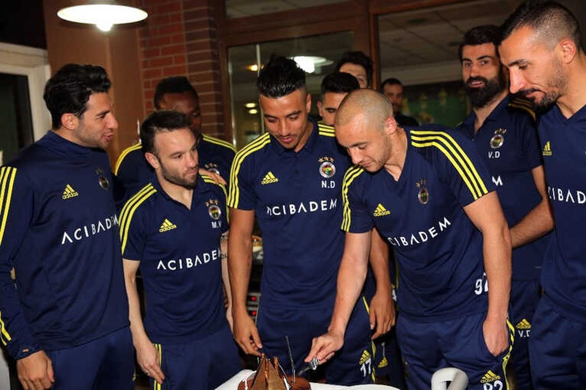 Derbi Öncesi Dirar\'a Doğum Günü Süprizi