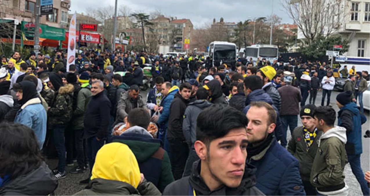 İstanbul\'da Beşiktaş - Fenerbahçe Derbisi Heyecanı Başladı