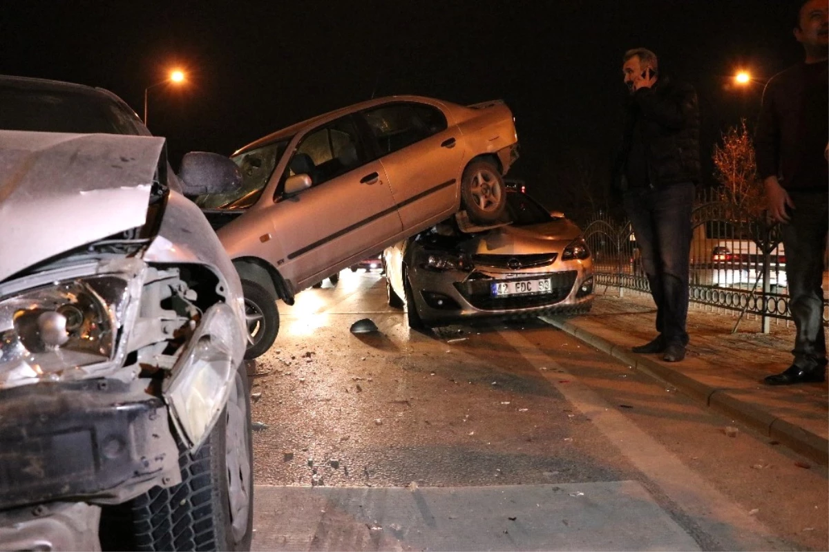 Konya\'da 8 Araç Birbirine Girdi: 2 Yaralı