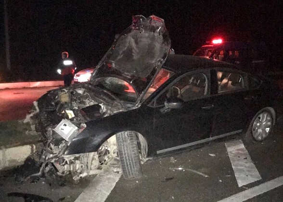 Otomobil Bariyerlere Çarptı : 2 Yaralı