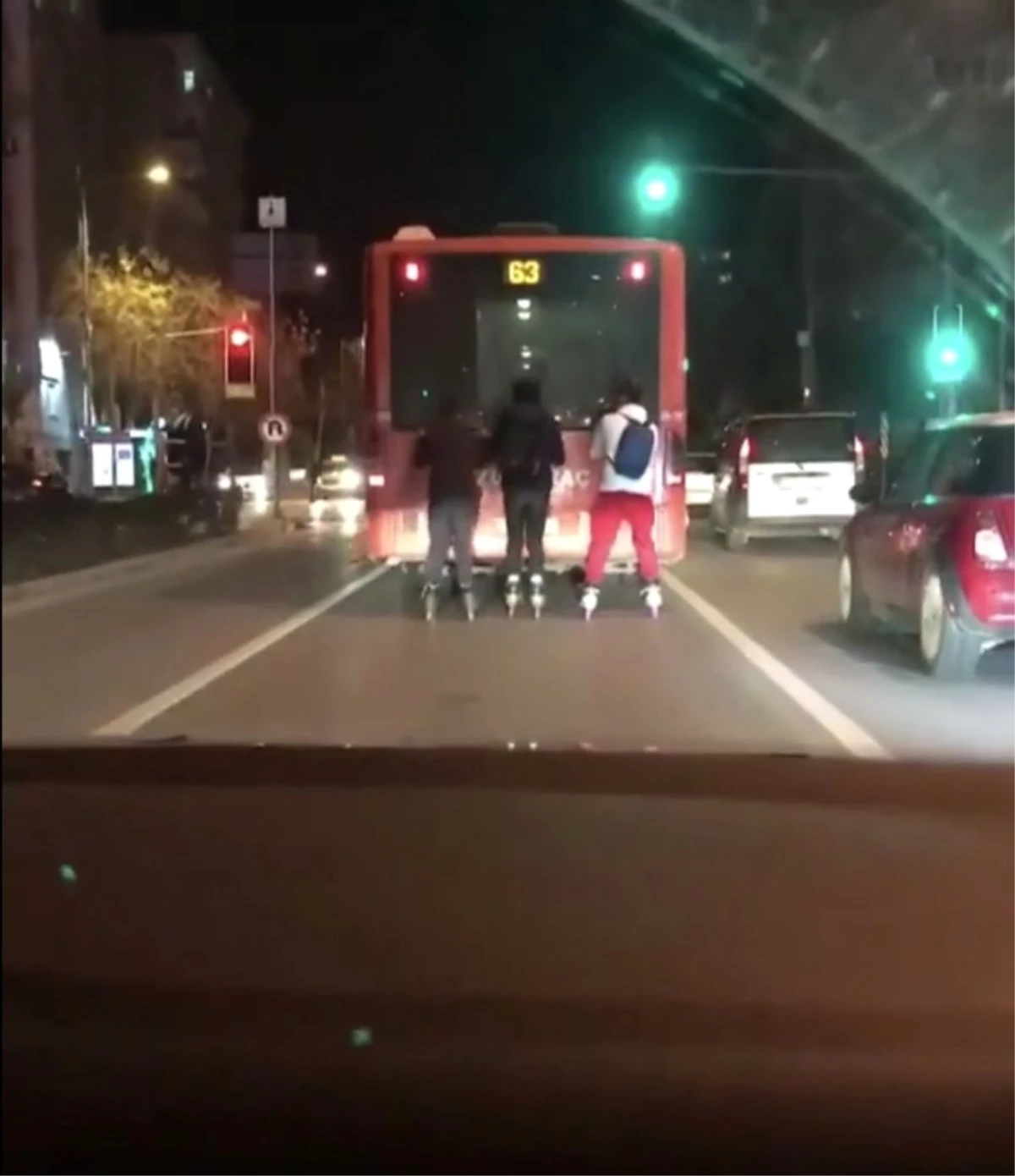 Patenci Çocukların Trafikte Tehlikeli Yolculuğu Kameraya Yansıdı