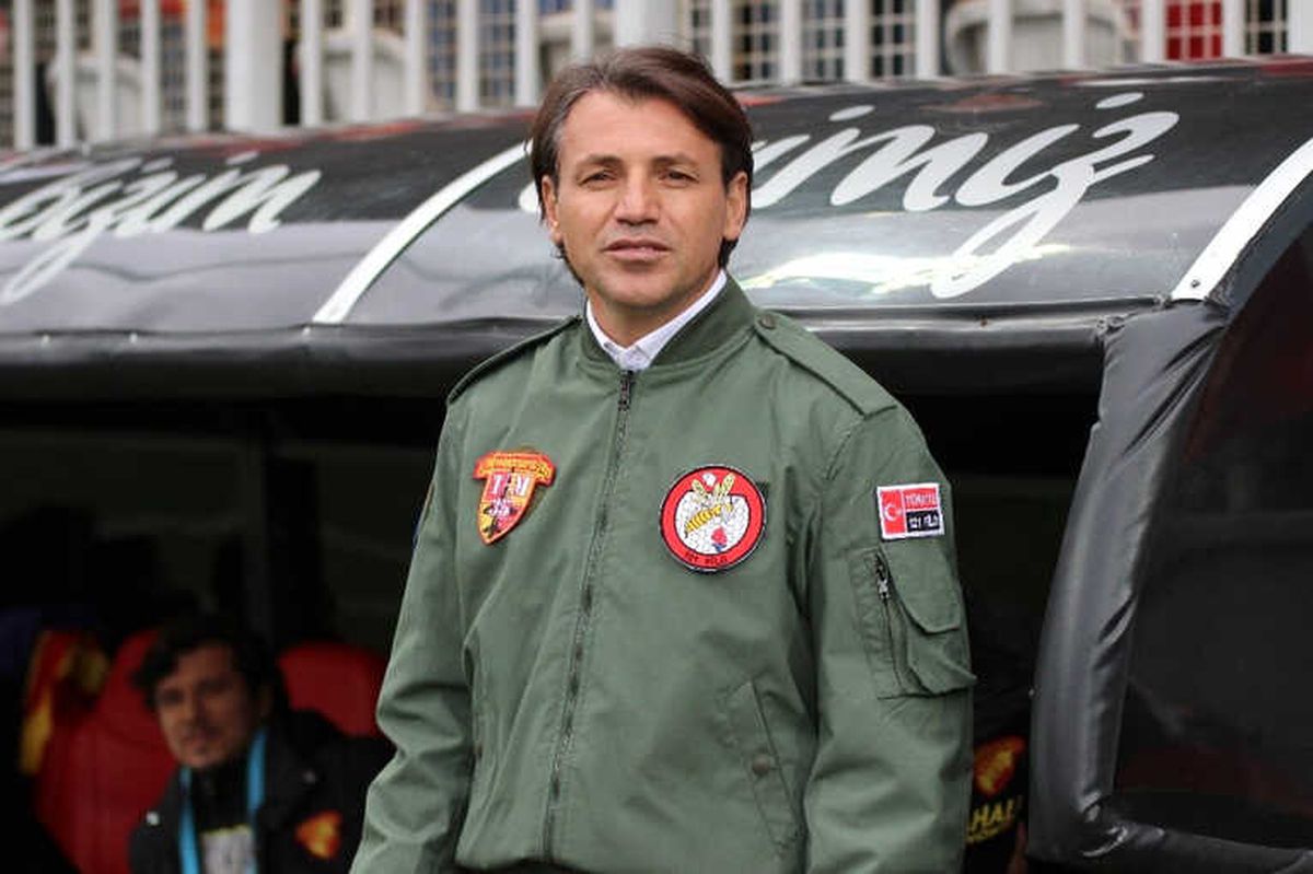 Tamer Tuna Pilot Ceketiyle Sahada