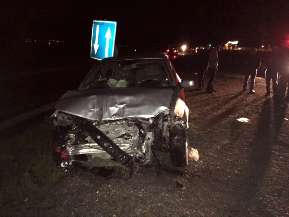 Alaşehir\'de Otomobiller Kafa Kafaya Çarpıştı: 5 Yaralı