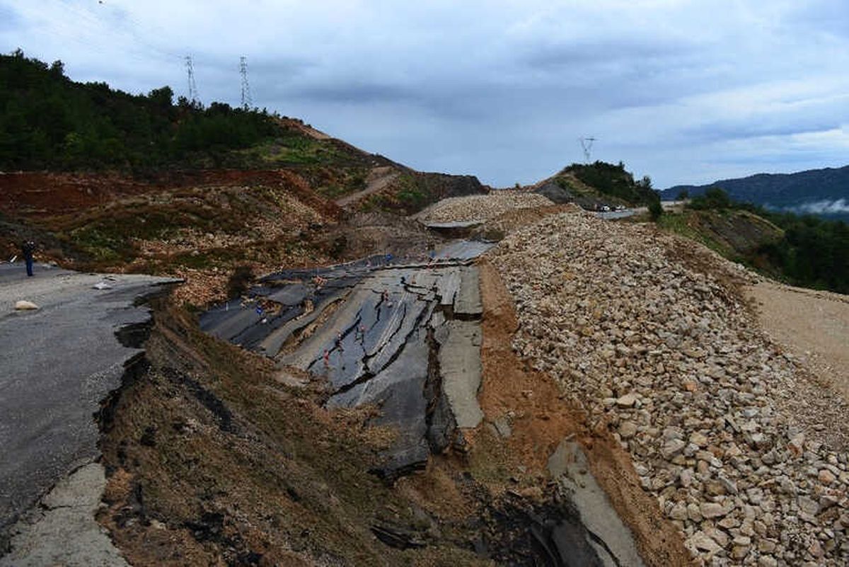Antalya-Kumluca Yolunda Heyelan Devam Ediyor