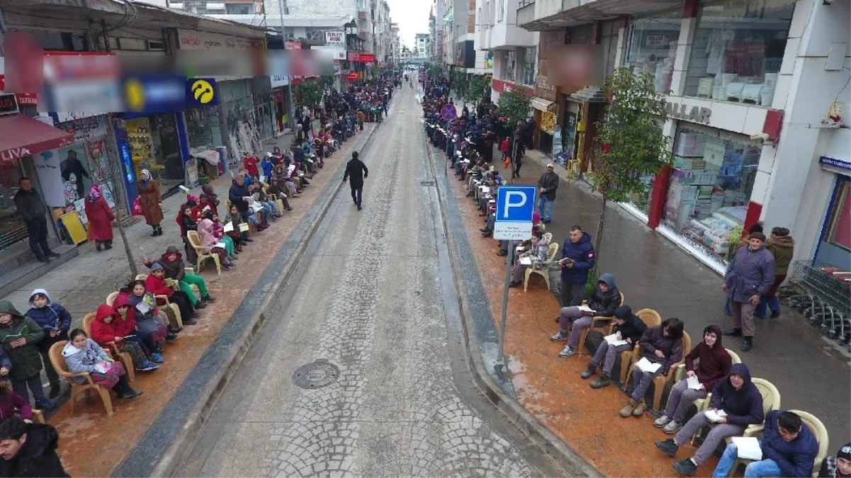 Bin Öğrenci Caddeye Dizilip Kitap Okudu
