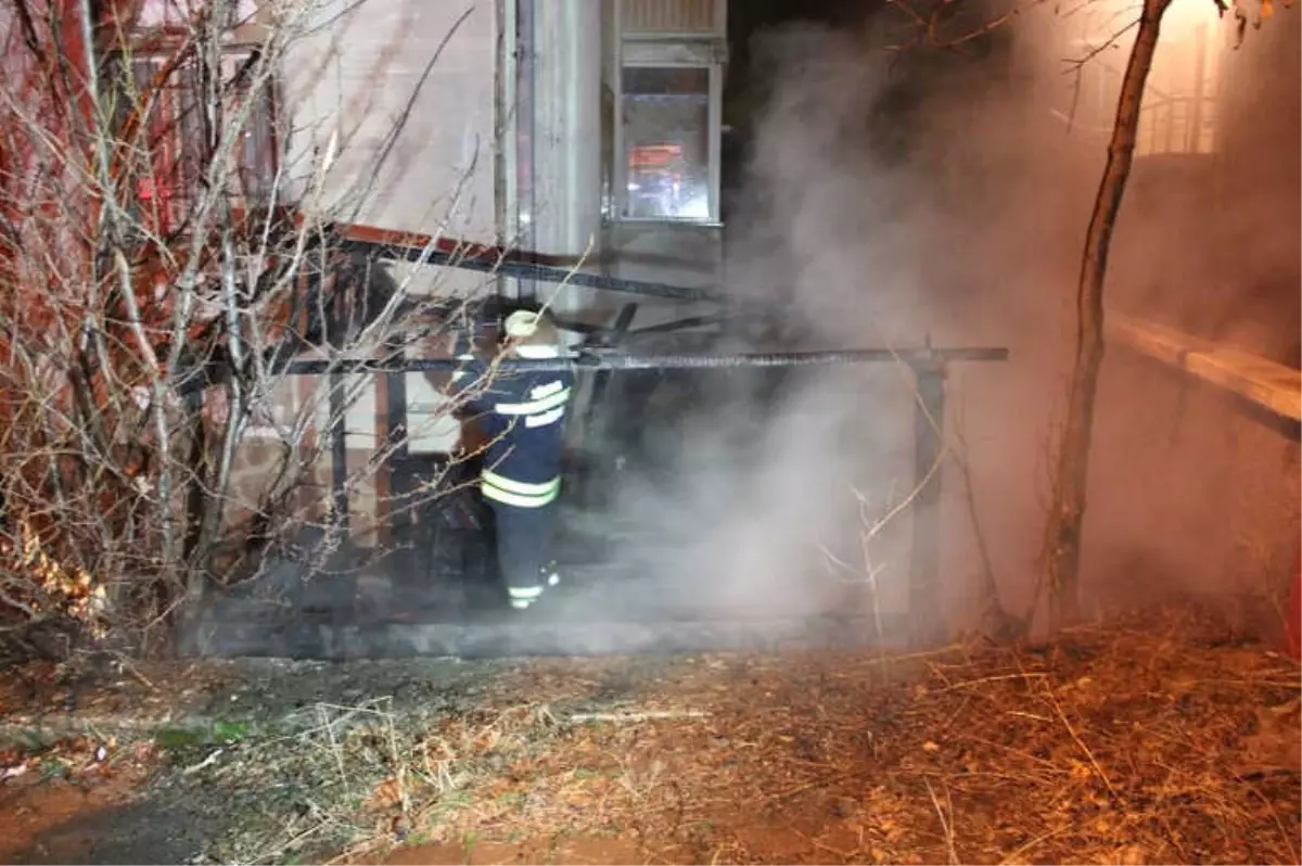 Gece Çıkan Yangın Mahalle Halkını Sokağa Döktü