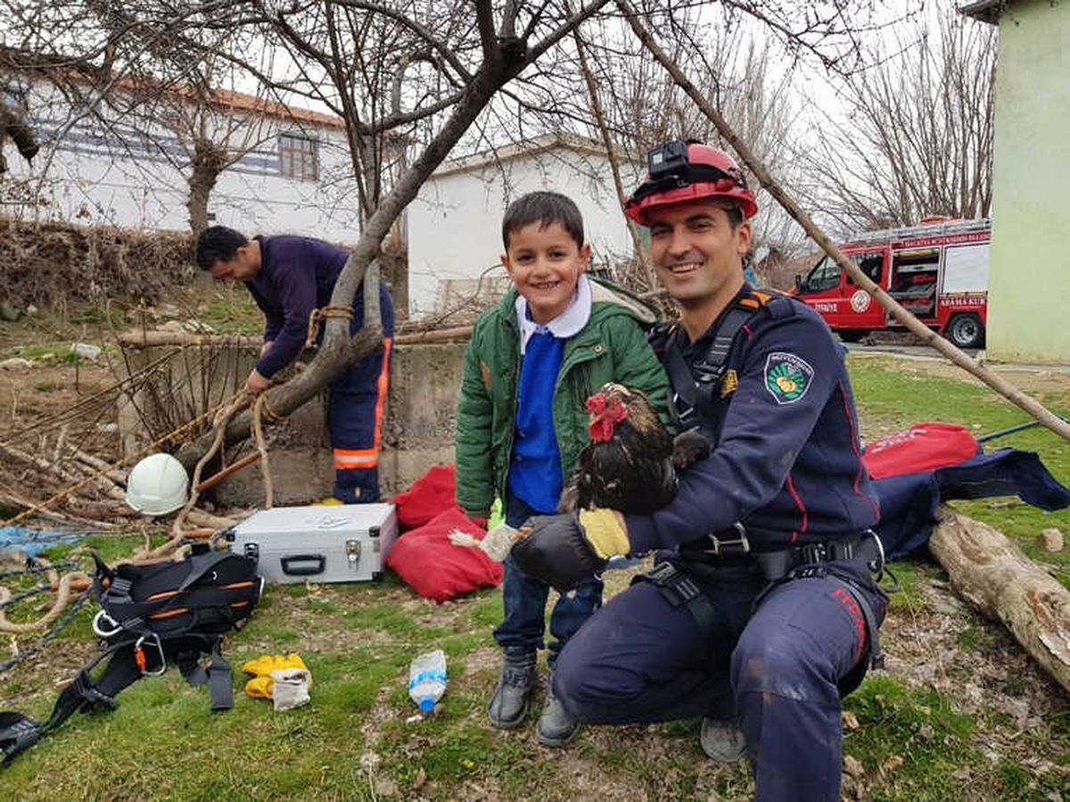 İtfaiyeden Horoz Kurtarma Operasyonu