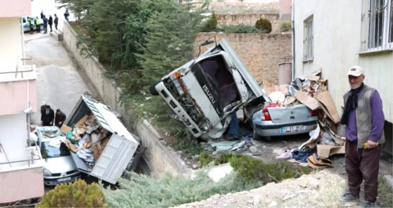 Kamyonet 20 Metre Yükseklikten Otomobilin Üzerine Düştü