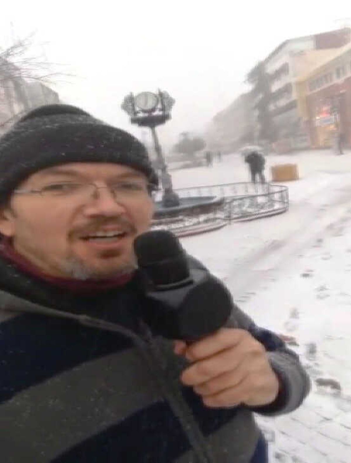Kar Sevincini Sokakta Mikrofonla Haykırdı