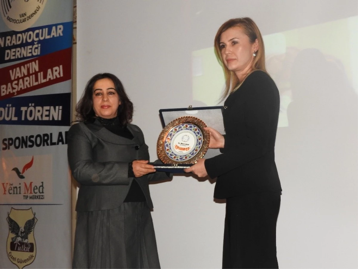 Kaymakam Uçar\'a \'Yılın Fark Oluşturan Kadın Bürokratı\' Ödülü