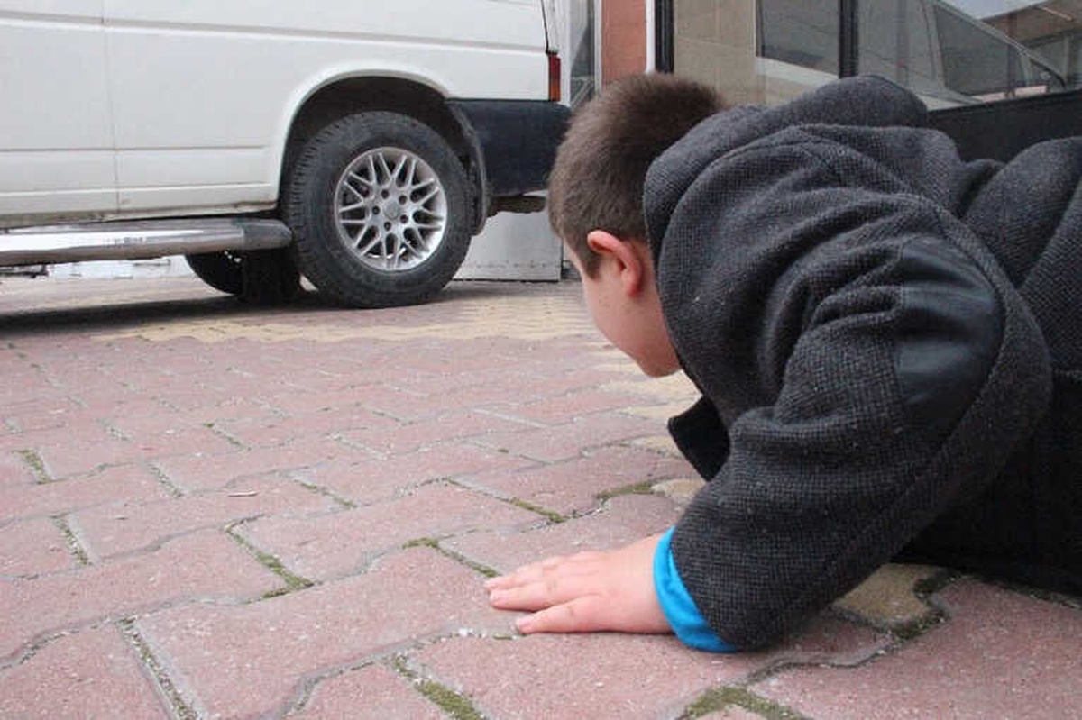 Küçük Çocuk Yaralı Köpeğin Başından 1 Saat Ayrılmadı