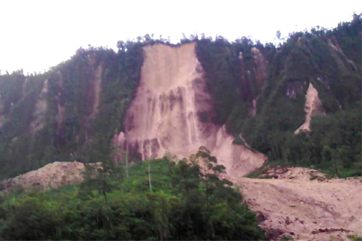 Papua Yeni Gine\'deki 7,5\'lik Deprem, Dağları Yerinden Oynattı