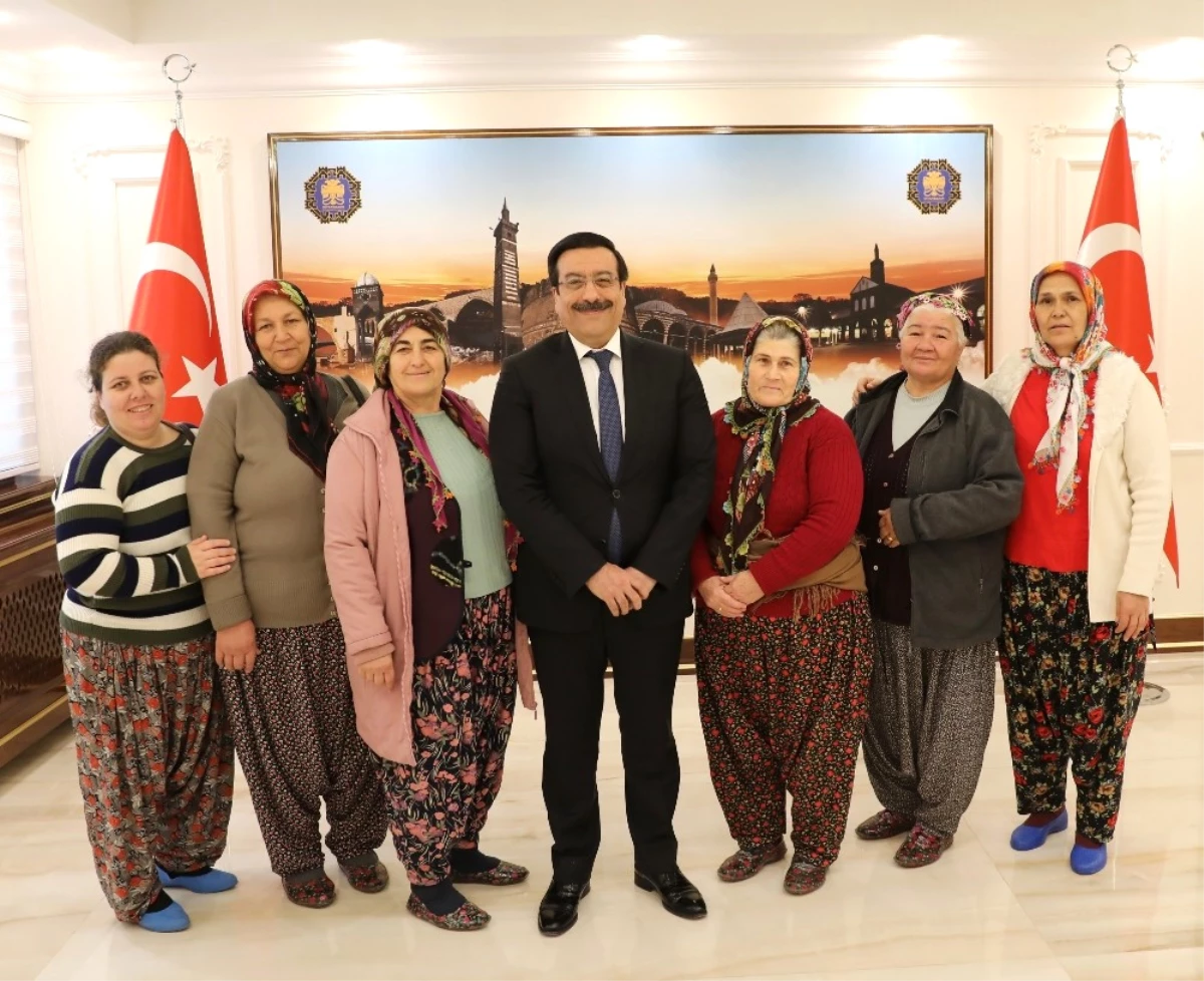 Arslanköy Kadınlar Tiyatro Topluluğu\'ndan Başkan Atilla\'ya Ziyaret