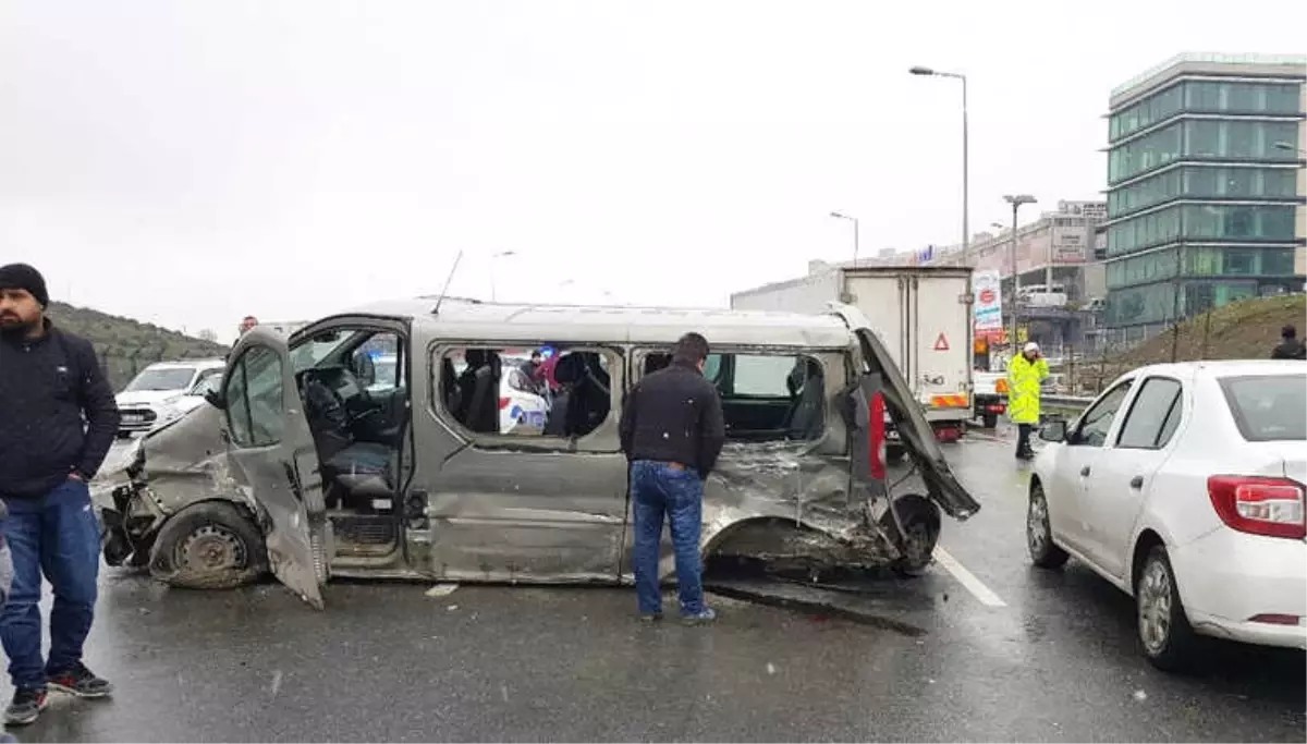 Bağcılar\'da Kontrolden Çıkan Bir Minibüs 4 Araca Çarptı: 5 Yaralı