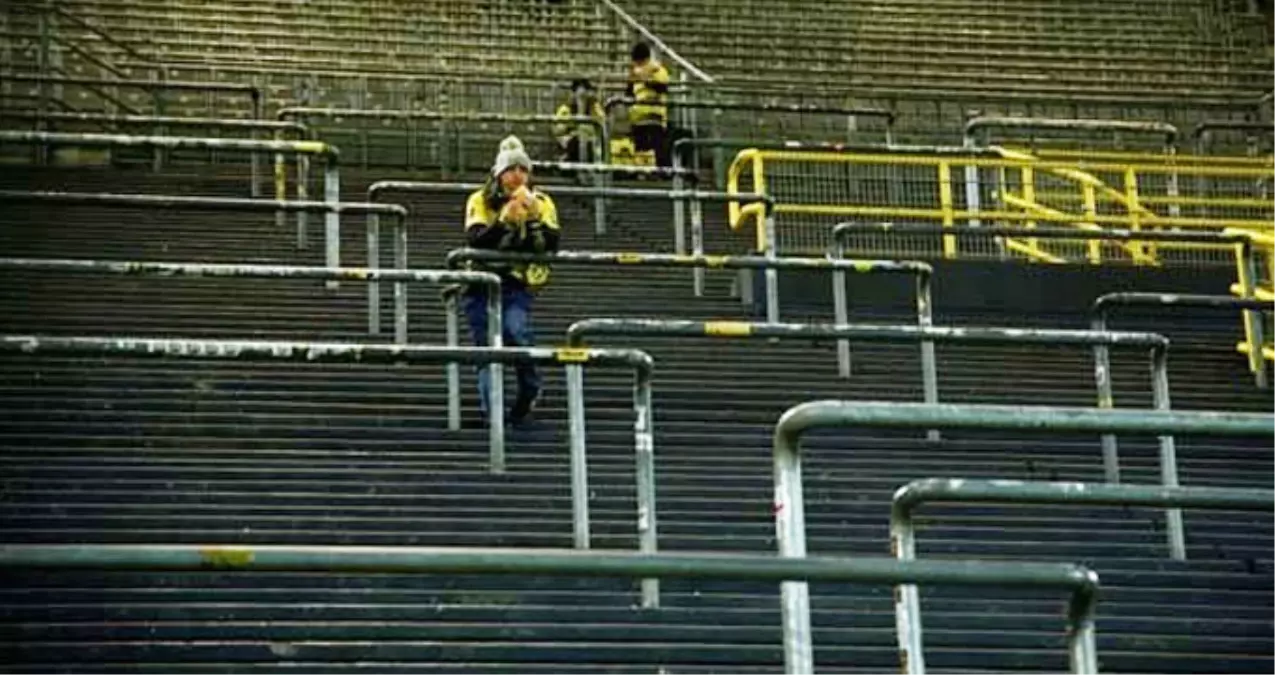 Borussia Dortmund Taraftarları, Federasyonu Protesto Ederek Maça Gelmedi