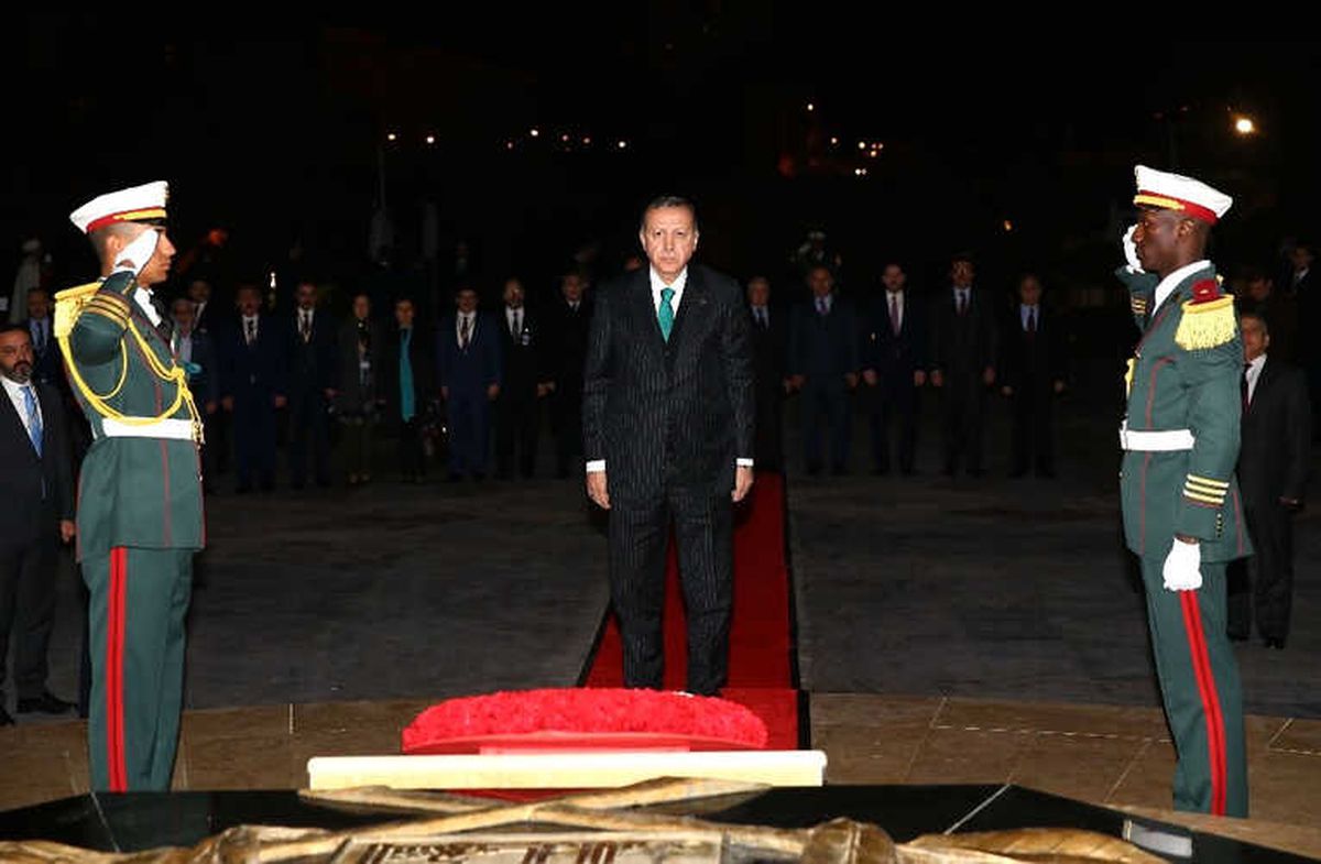 Cumhurbaşkanı Erdoğan, Cezayir\'de Şehitler Abidesine Çelenk Bıraktı