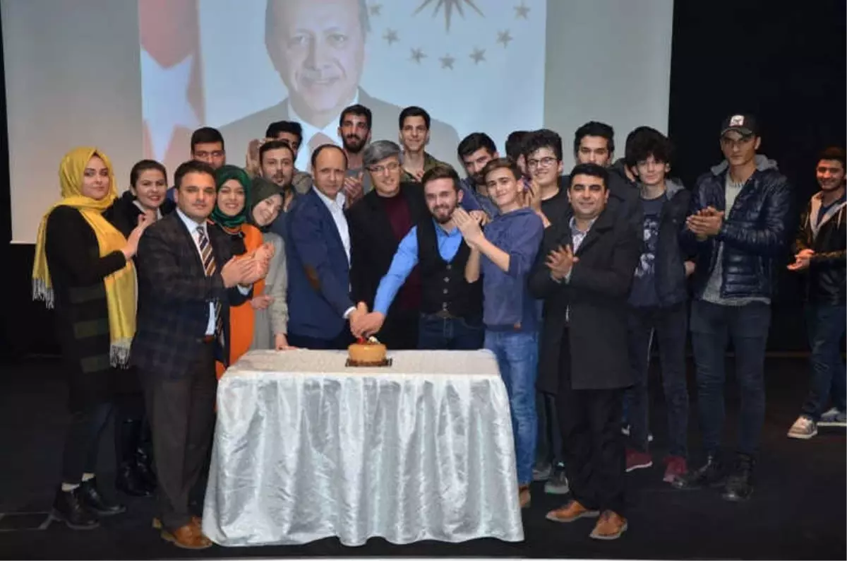 Cumhurbaşkanı Erdoğan\'ın Doğum Gününü Pasta Keserek Kutladılar