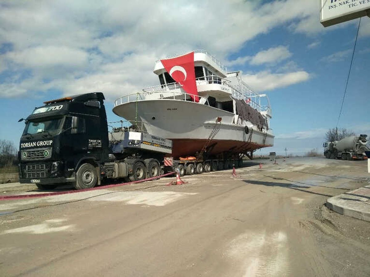 Gezi Teknesi Elektrik Telleri Engeline Takıldı