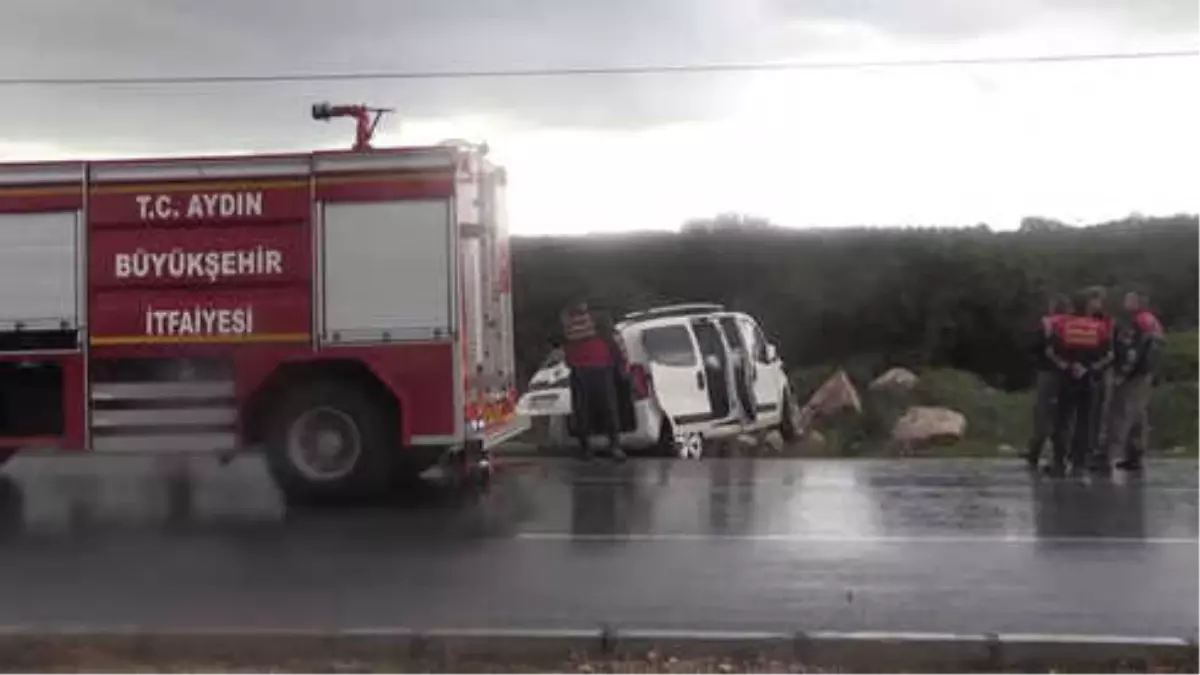 Hafif Ticari Araç Elektrik Direğine Çarptı: 1 Ölü