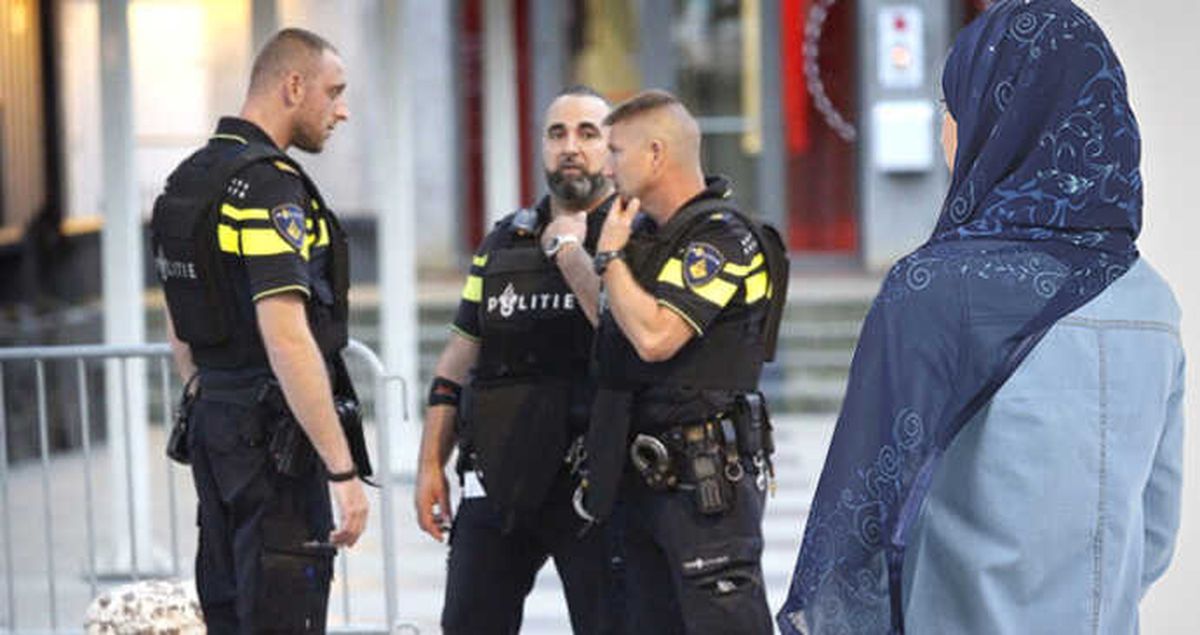 Hollanda\'da Başörtüsünü Çıkarmayı Reddeden 14 Yaşındaki Kıza Çirkin Saldırı