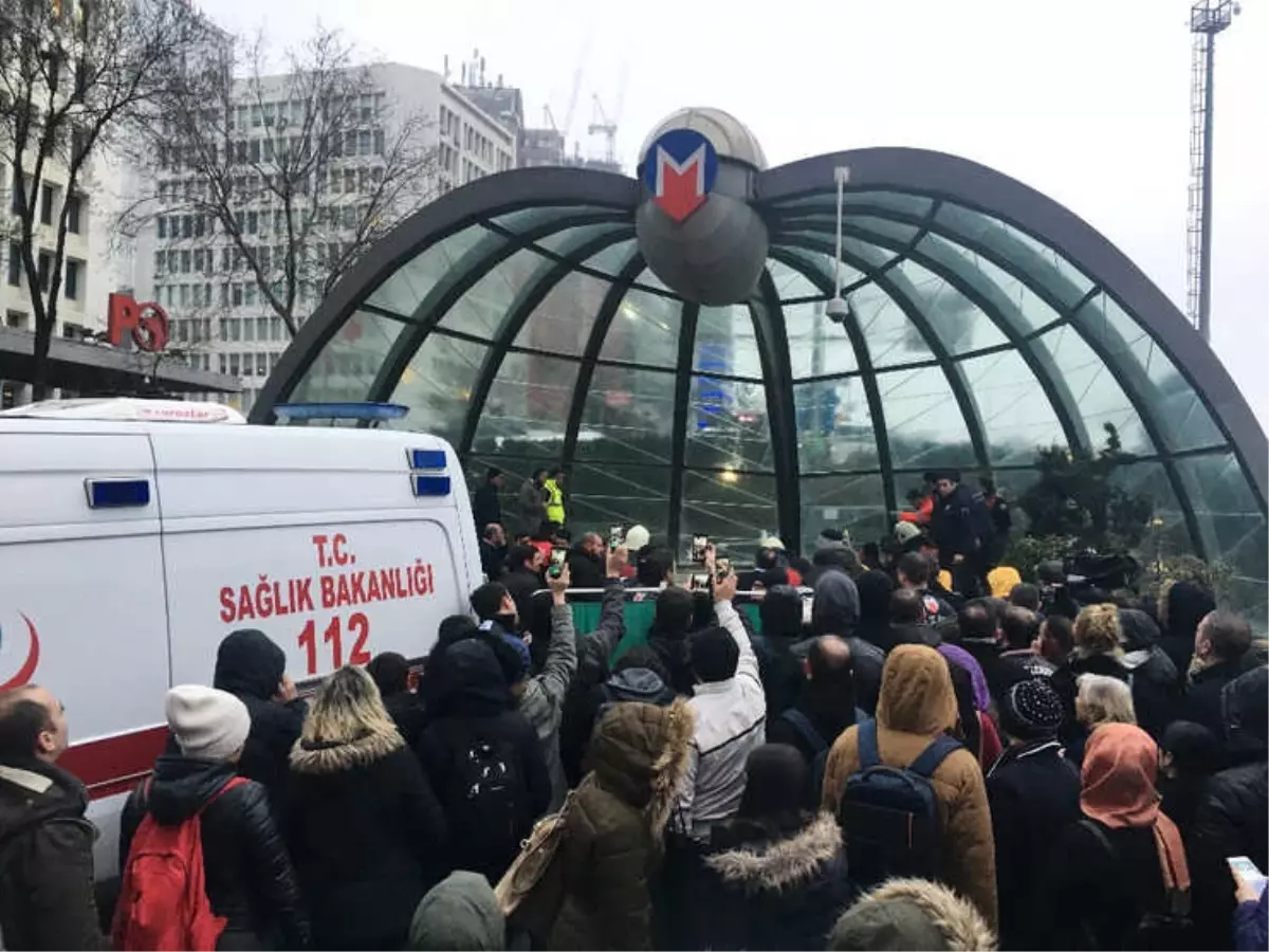 İtü-Ayazağa Metrosunun Yürüyen Merdiveni Çöktü