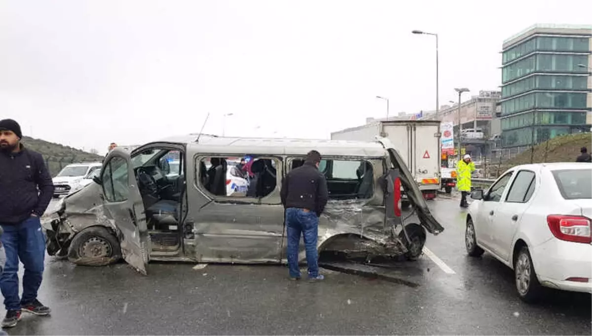 Kontrolden Çıkan Minibüs 4 Araca Çarptı: 5 Yaralı