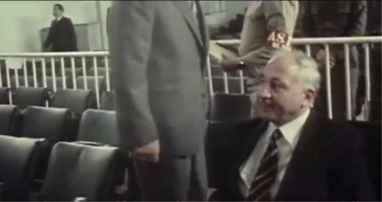 Merhum Erbakan\'ın 1981\'deki Sıkıyönetim Mahkemesinde Yargılanma Görüntüleri Açığa Çıktı