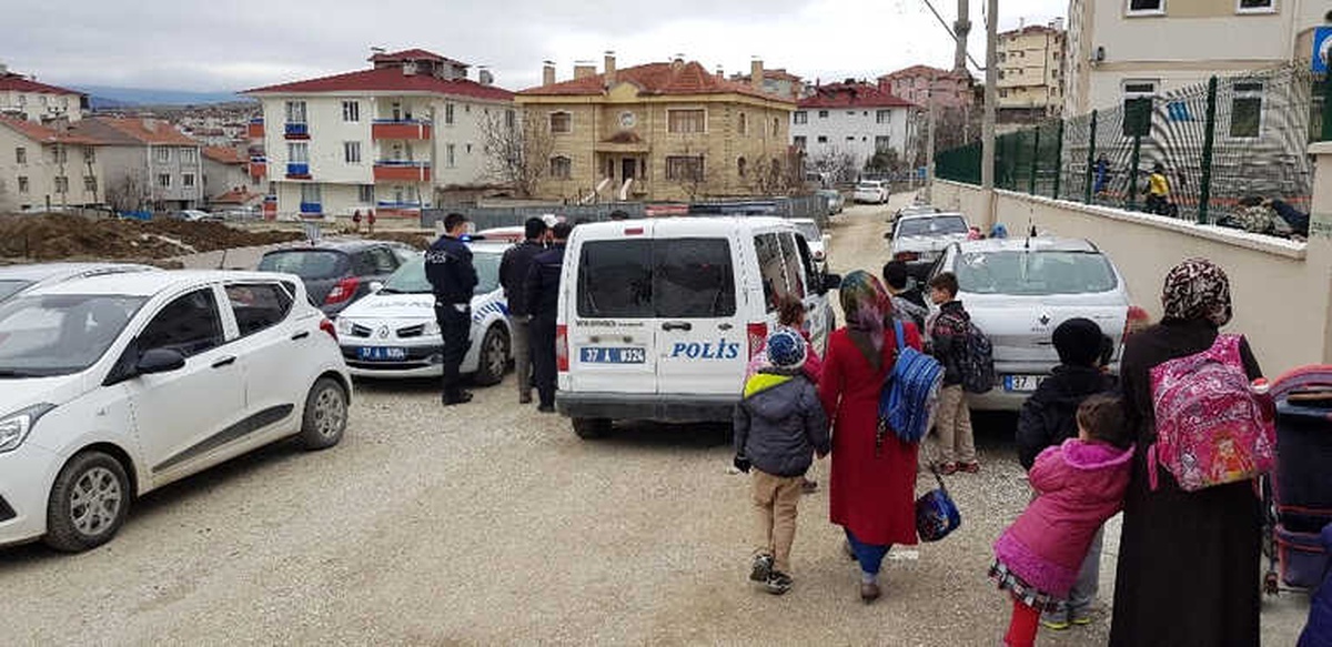Okul Bahçesi Önünde Trafik Kazası: 1 Yaralı