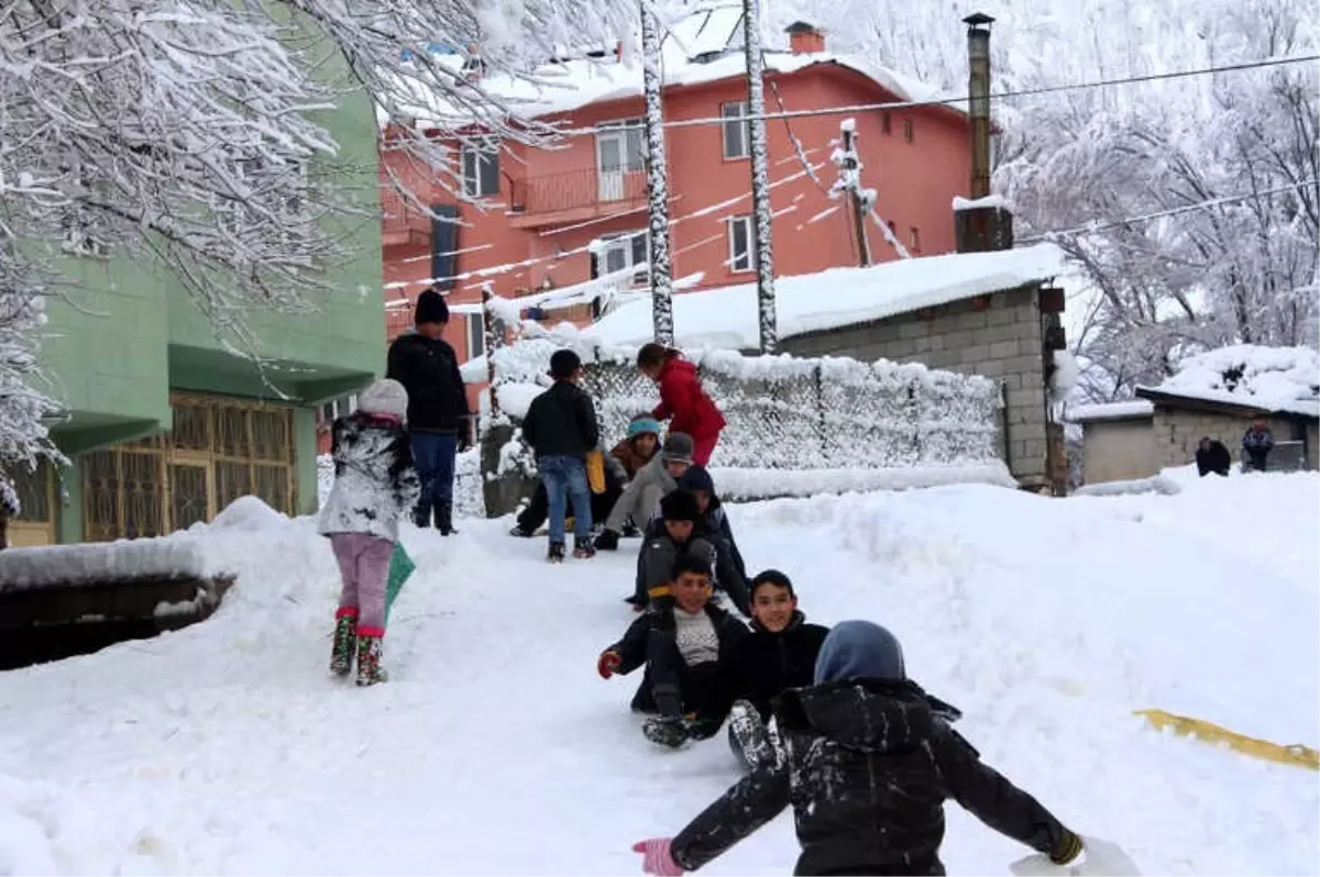 Kar Yağışı Kimilerine Eğlence, Kimilerine Ekmek Kapısı Oldu