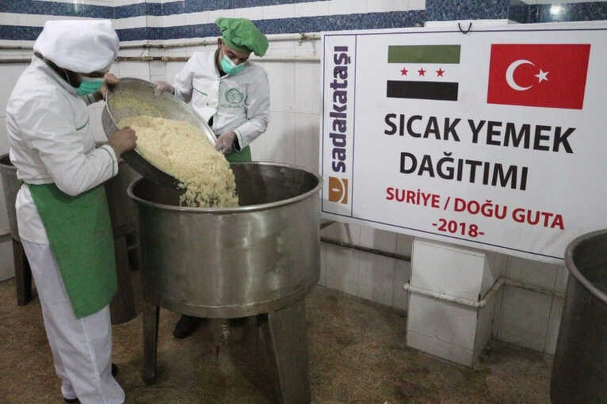 Sadakataşı\'ndan Doğu Guta\'daki Ailelere Sıcak Yemek Yardımı