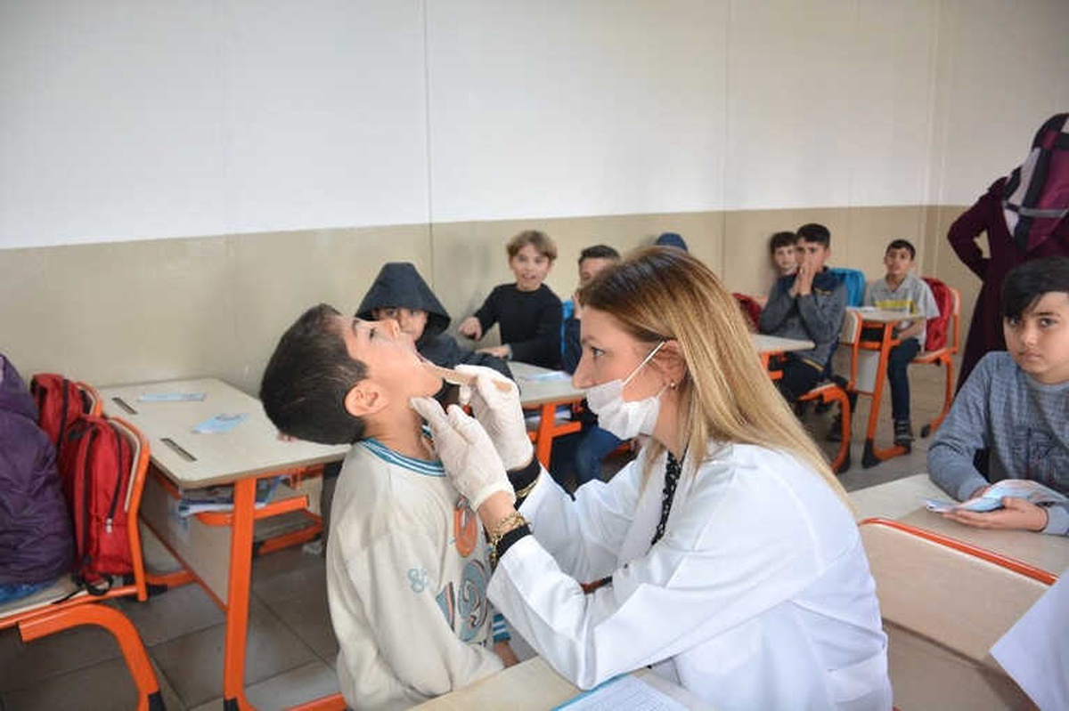 Suriyeli 600 Öğrenciye Diş Taraması