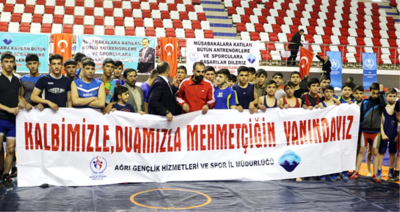 Türk ve İranlı Güreşçiler Mehmetçik\'e Destek Verdi