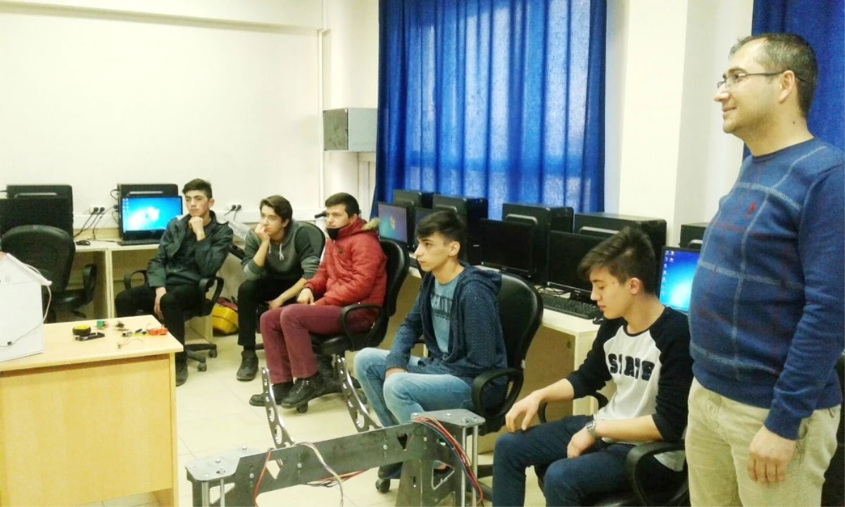 Uşak Sultan Halil Yiğit Mesleki Teknik Anadolu Lisesi\'nde Robot Kursu Açıldı