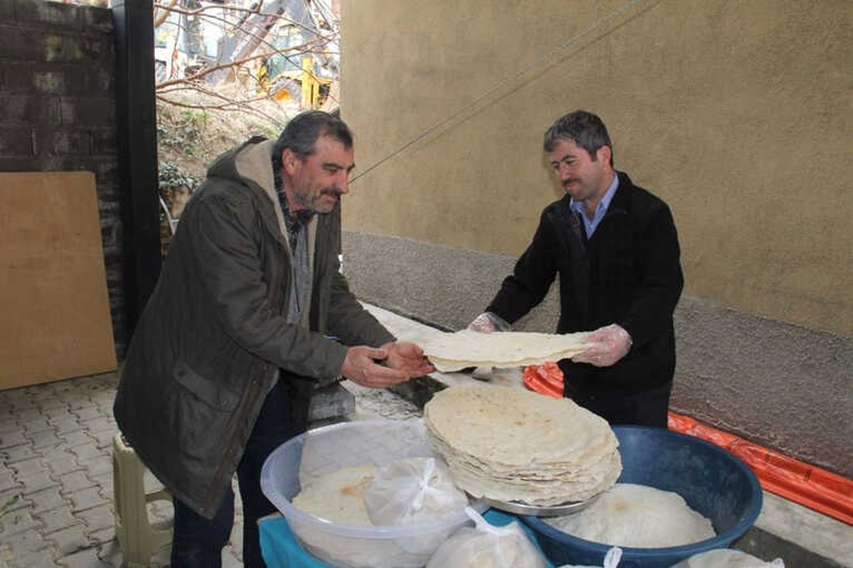 Yoksul Öğrencilere Gözleme Satarak Yardım Ediyor