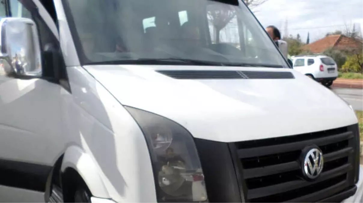 Alkollü Servis Şoförü Polise Yakalanınca Koltukta Dondu Kaldı