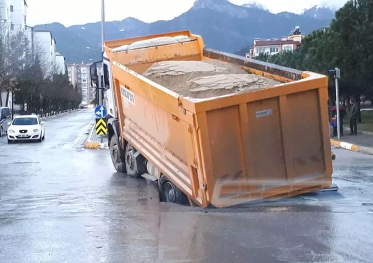 Asfalt Çöktü, Kamyon Çukura Düştü