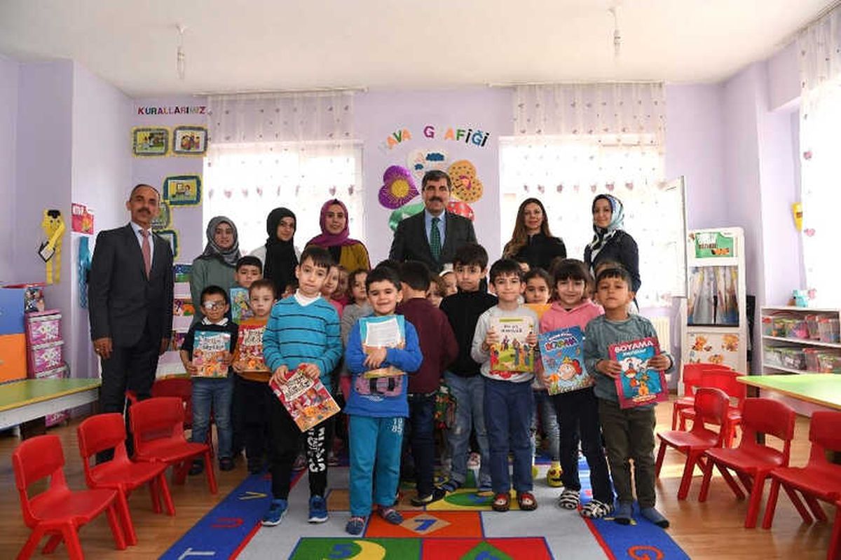 Başkan Asya, Miniklere Kitap Okudu