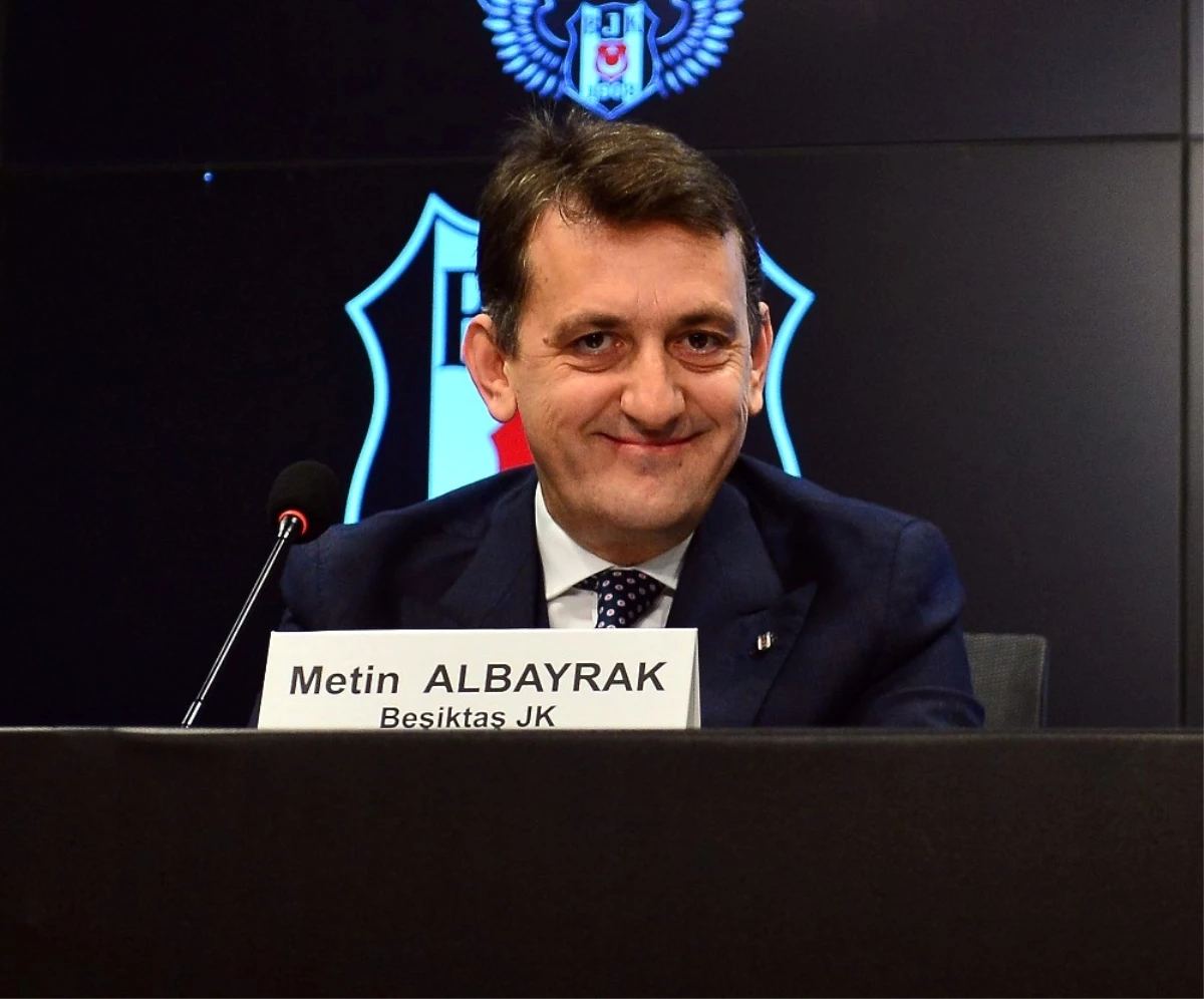 Beşiktaş O Şarkıyı Çalan Anonsçuyu İşten Çıkardı