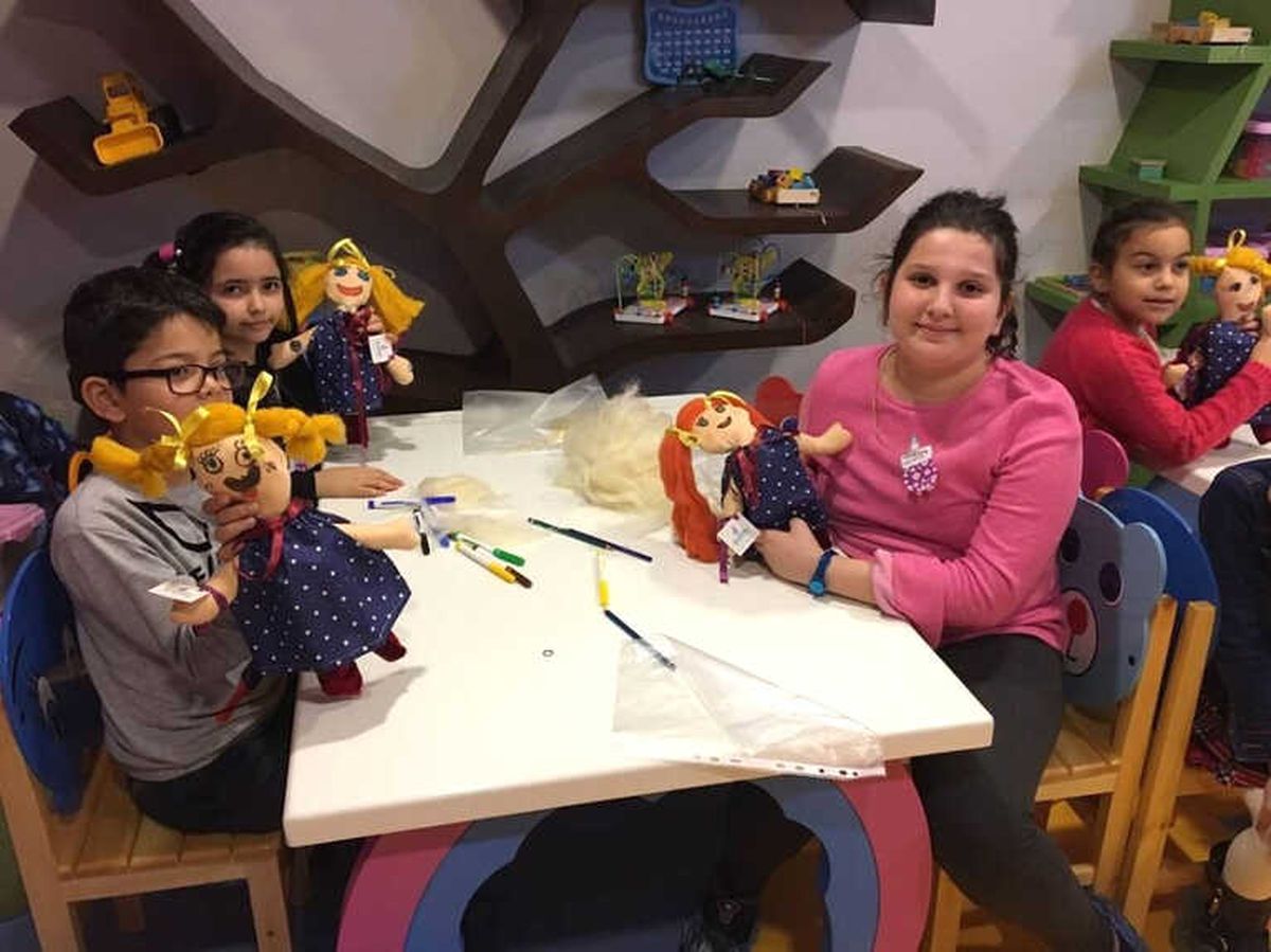 Çocuklar Oyuncak Müzesi\'nde Kendi Bebeklerini Yapıyor