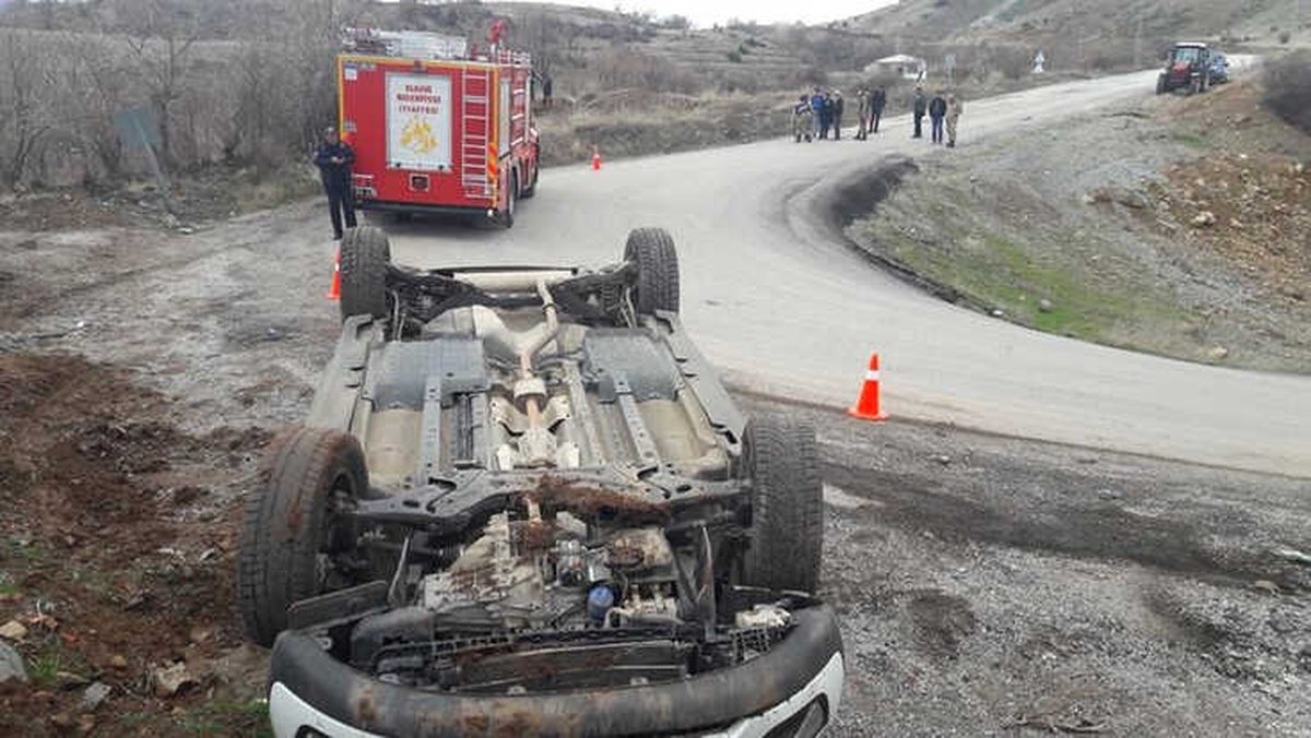 Elazığ\'da Otomobil Takla Attı: 3 Yaralı