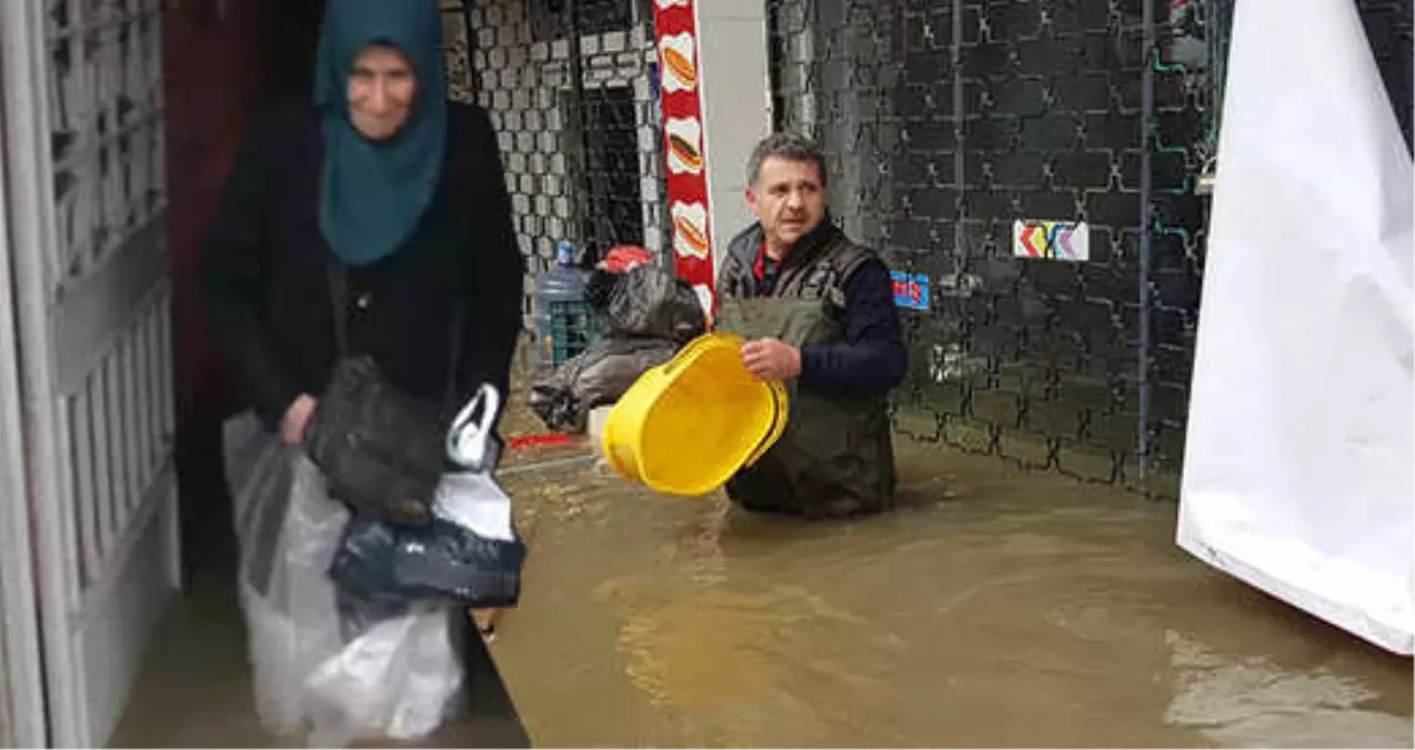 Evini Su Basan Yaşlı Kadın, Poşet Giyerek Sudan Çıktı