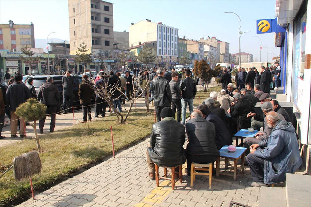 Güroymak\'ta Havanın Güzelliği İnsanları Sokağa Çıkardı