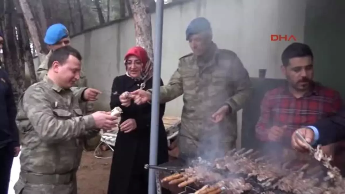 Hatay Zeytin Dalı Harekatı\'na Katılan Askerlere Cağ Kebabı İkram Ettiler